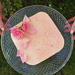 Gâteau au litchi et à la rose de Vanessa Demouy ( de la série Ici Tout Commence ).